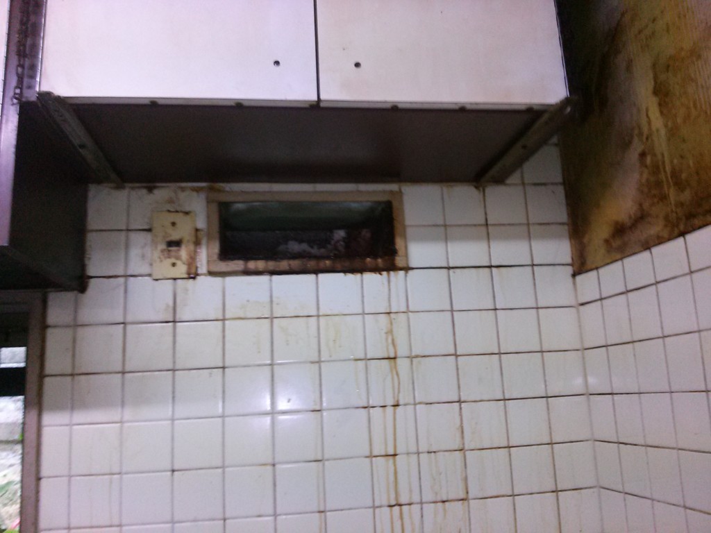 施工中<br />換気扇を取り外します。