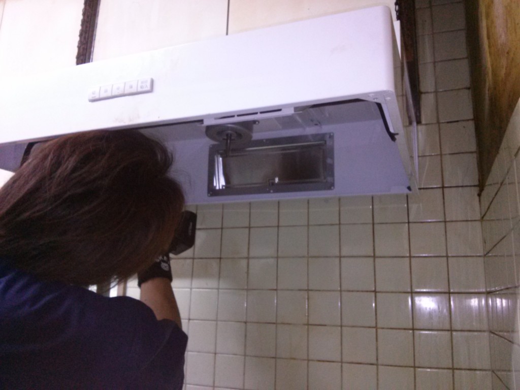 油汚れをキレイに掃除してから取付いたします。