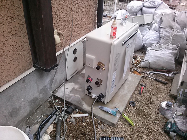 給湯器施工中