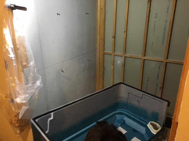 浴室解体後組立中