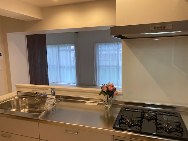 壁付けキッチンから対面式に変更いたしました。