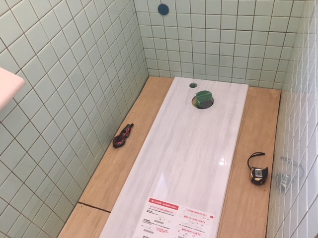 施工中トイレ排水立ち上げ後、セラミックの床を貼っていきます。セラミックは固いので専用のダイアモンドの刃で切ります。