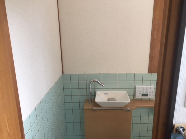 手洗い器は便利な手をかざせば出る自動水栓です。