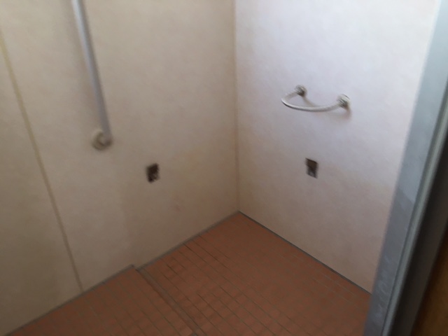 現状室内に給湯器があり追い炊きが付いていませんが、追い炊きができるタイプの給湯器に交換します。