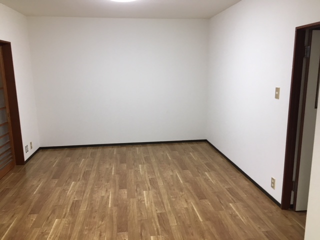 床はコンパネ上貼後、クッションフロアで仕上げました。