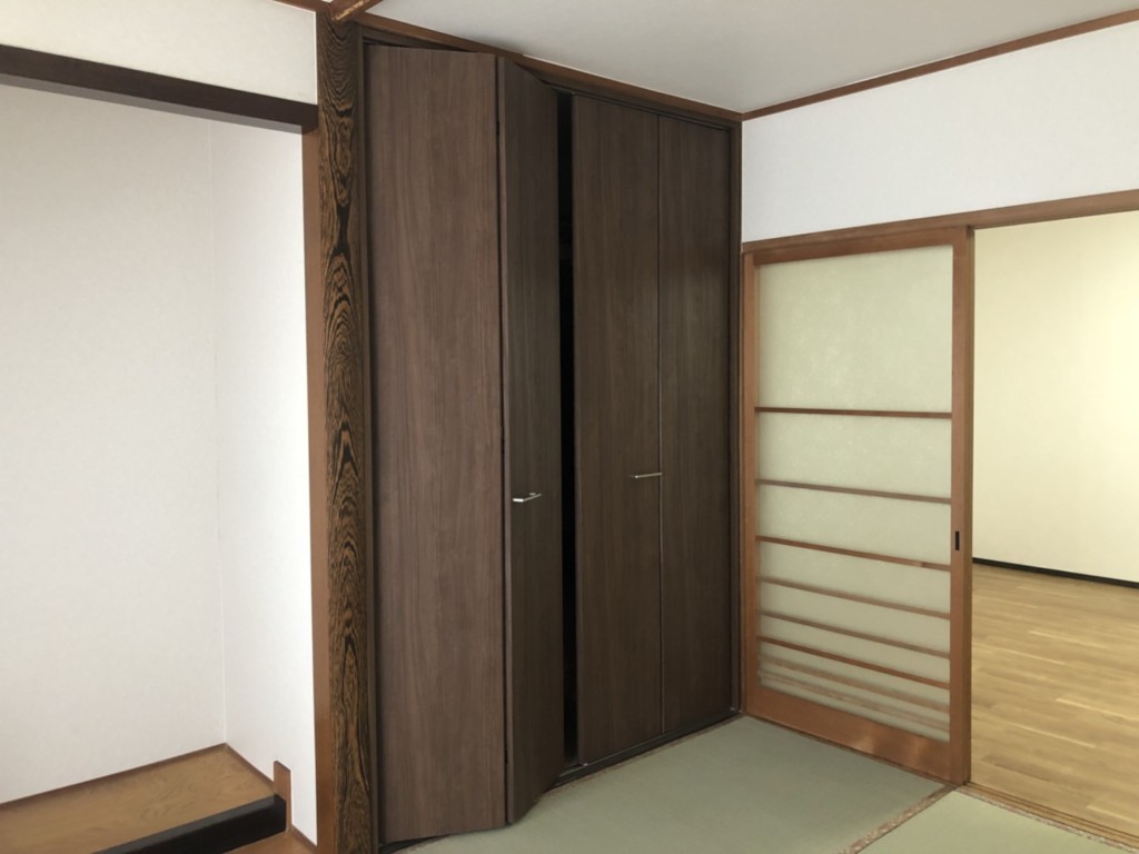 収納施工後<br />天井まで収納できるクローゼットにいたしました。壁は下地を貼って<br />クロスで仕上げ、畳は表替えしました。