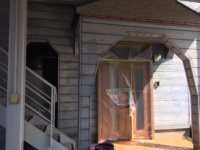 施工中<br />玄関ドア施工後、正面を塗装します。