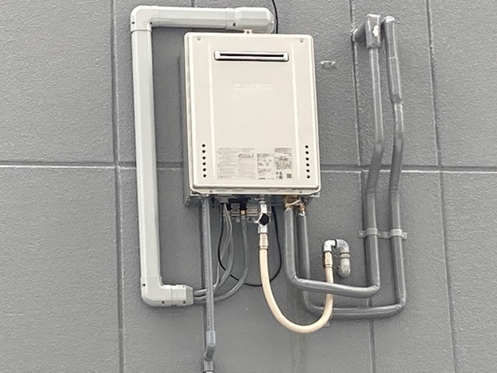 給湯器施工後　給湯器はノーリツ24号高効率給湯器エコジョーズ、今までの給湯器と比べて年間のランニングコストを年間13000円ほど低減できます。