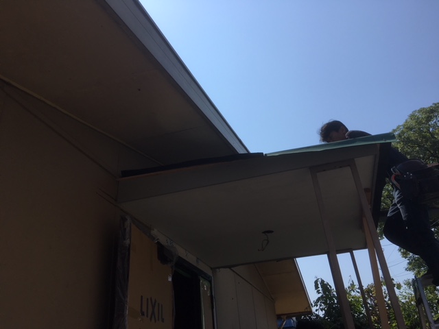 庇の下地コンパネの上にルーフェィングを貼って雨が漏らないようにします。その後板金で葺きます。