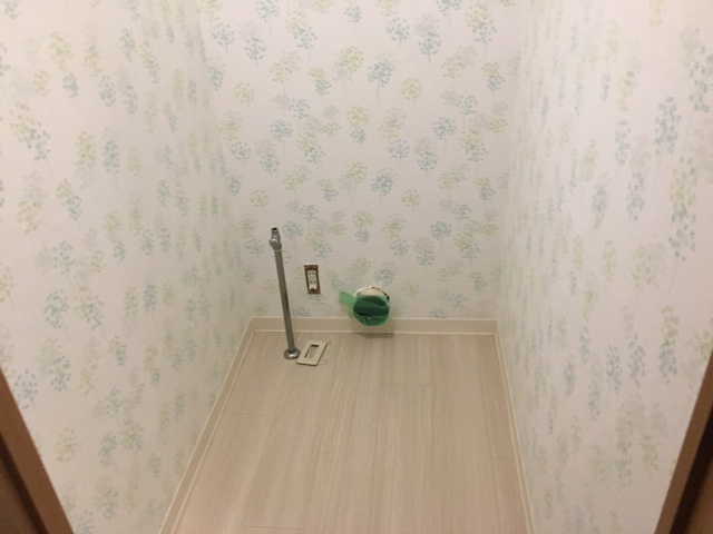 トイレの排水タイプが壁排水の155タイプでした。排水タイプが種類かある為、現場調査時に入念に確かめます。間違うと取付できません。<br />床はクッションフロア、壁、天井はクロスで仕上げました。