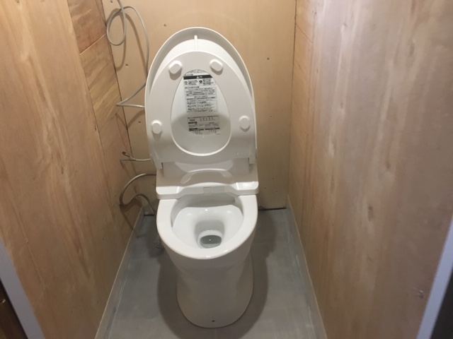 1日目は下地ずくりまでで終了し、次の日に内装を仕上げます。夜、便器が使用できるよう仮付けします。