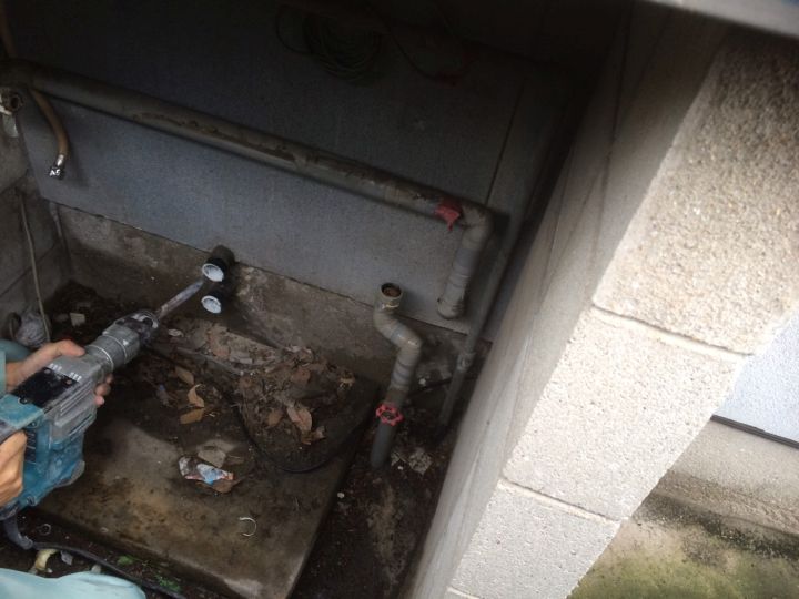 給湯器を取り外します