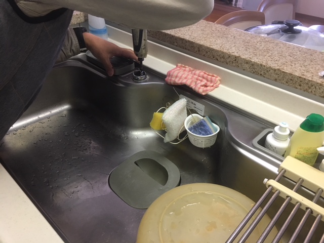 既存水栓を取り外します<br /><br />