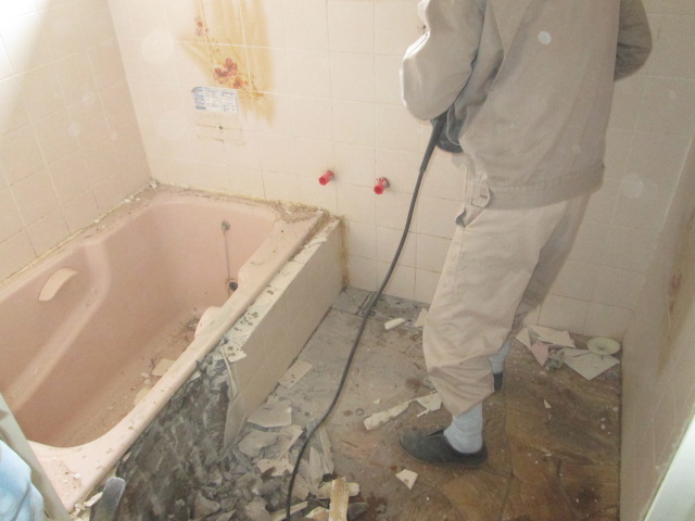 解体中<br />解体してみると風呂入口の土台が腐っていました。