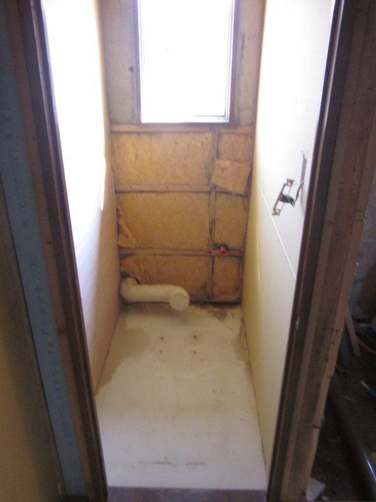 施工中　既存壁がﾌﾟﾘﾝﾄ合板で下地が悪いので壁、天井、下地からやり替えていきます。