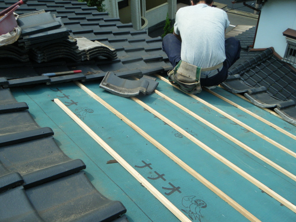 下地材を張替え防水シートをひき直しました。