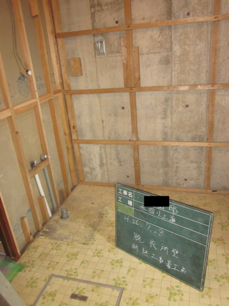 洗面所もトイレと同様ﾌﾟﾘﾝﾄ合板で下地がよくないので壁、天井、下地からやりかえます。