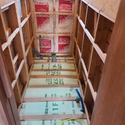 施工中、断熱材を入れていきます。