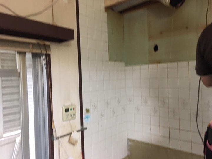 キッチン施工中<br />キッチン解体後、タイルについた油汚れを落とした後、キッチンパネルを貼っていきます。