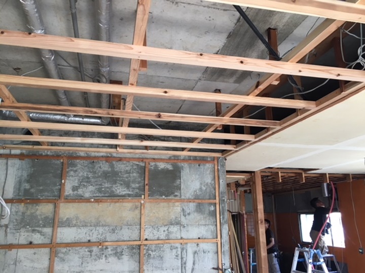 解体後下地を組んでいきます。
