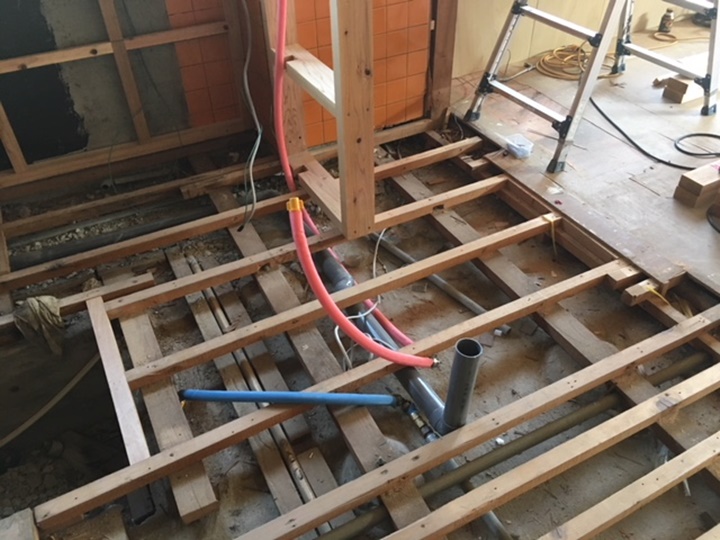 キッチン解体後、給排水工事をします。排水が流れるよう排水の勾配にきおつけます。