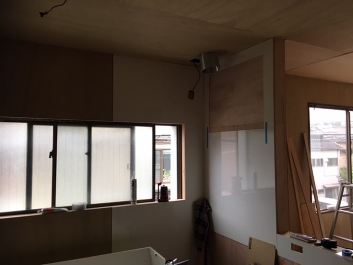 調理後料理を置きやすい高さにカウンターを造作します。