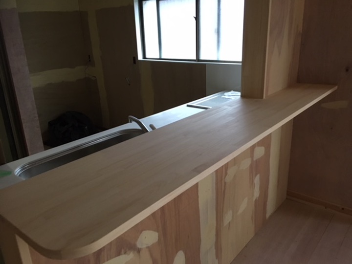 カウンター天板を汚れが付きにくいようクリアーの塗装をします。