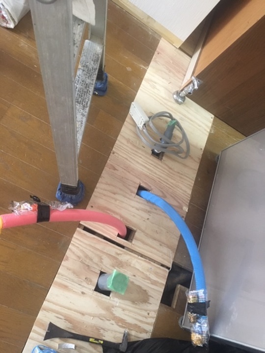 解体後、所定の位置にキッチン給排水、食洗器給排水を移設します。