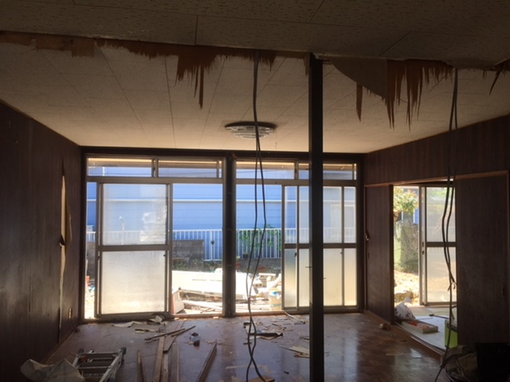 解体工事<br />鉄骨の柱がありますので補強して柱を抜きます。