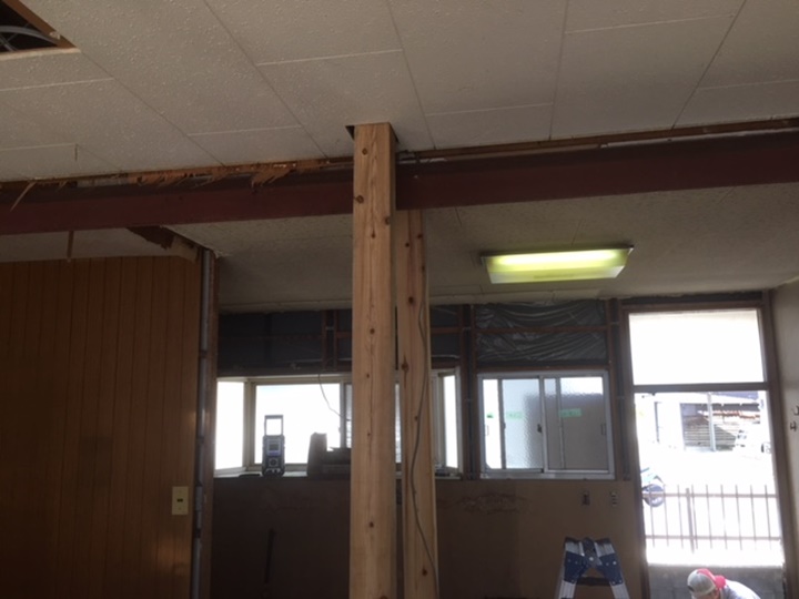 補強工事<br />鉄骨の梁を入れて補強します。