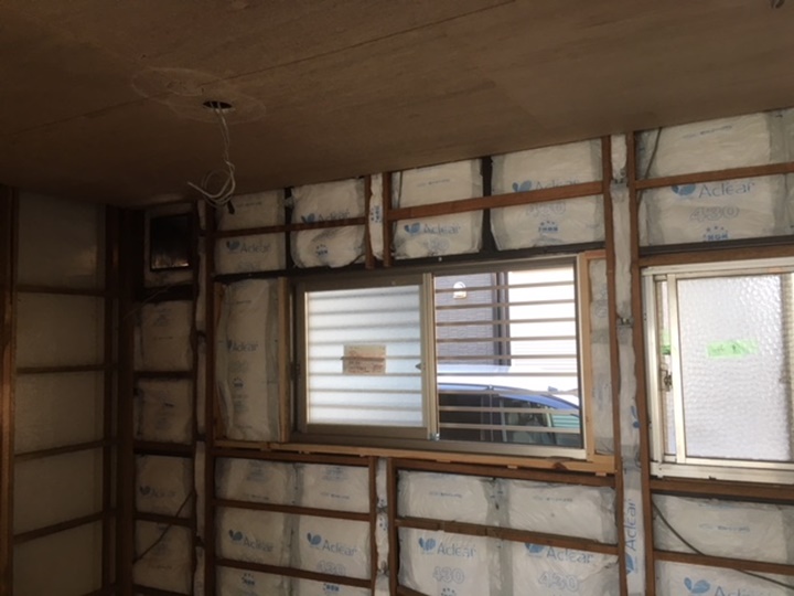 断熱材入れ<br />既存断熱材が入っていませんでしたので入れていきます