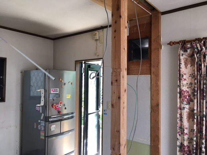 キッチン施工中<br />構造的に取れない柱がありましたのでその柱を残して収納にします。