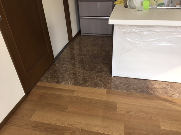 キッチン床施工後<br />
キッチン部分とリビング側の床を貼り分けしました。<br />
