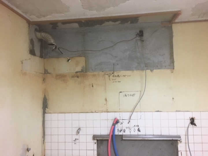キッチン施工中<br />
下地がコンクリートのためガス管が動かせないため、壁を10㌢ふかしてガス管、給水、給湯配管を隠します。