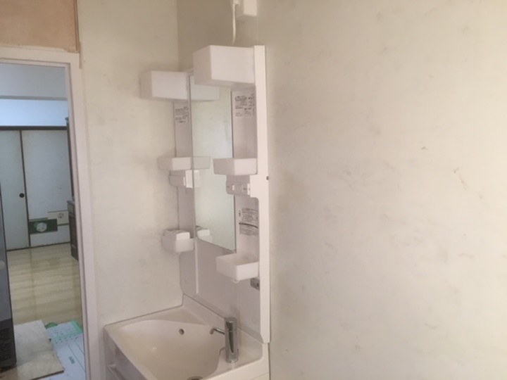 洗面化粧台は奥行３７㌢のLIXILリフラを取付いたしました。