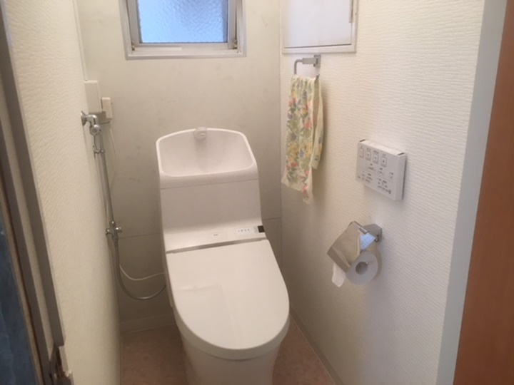 トイレ施工後<br />トイレも洗面所と同様、結露がひどいくカビがひどい為、カビ除去後、アルパジーレを正面に貼ります。