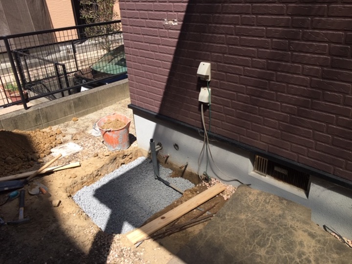 土間打ち工事<br />エコキュートを据え付ける土台を作ります。お湯が貯まると400㌔～500㌔にもなるのでしっかりとした土台を作ります。