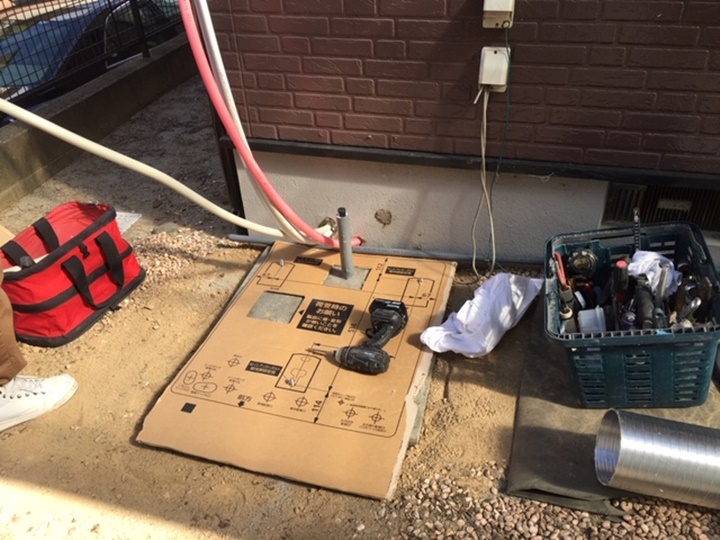 エコキュートの脚と土台をアンカーボルトを地震等の揺れに耐えれるようしっかり止めます。