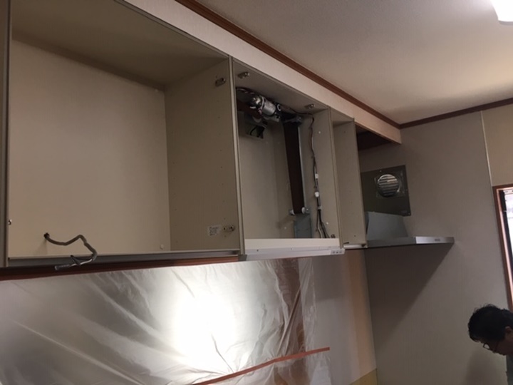 組立<br />レンジフード、吊戸から取り付けていきます。ボタに１つで上下するオートダウンウォールをご採用いただきました。