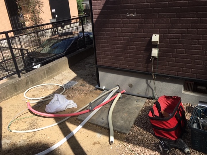 土間打ち後、給排水配管工事を行います