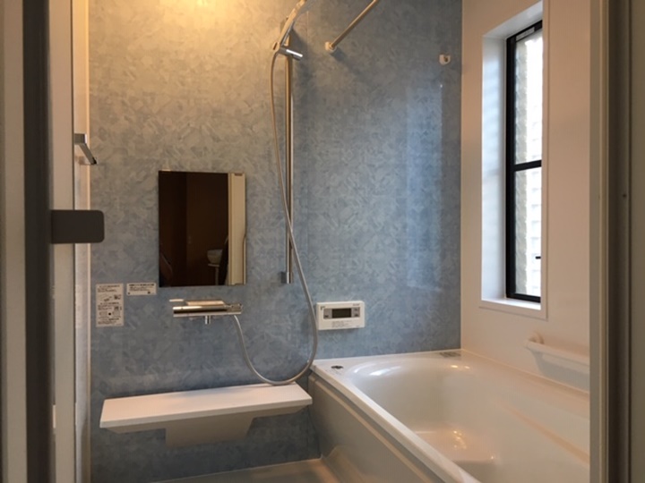 ユニットバス施工後<br />ユニットバスはＴＯＴＯサザナＳタイプ、畳のようにやわらかでＷ断熱構造でヒヤッとしないほっカラリ床、４時間経っても温度低下２．５℃魔法びん浴槽、３５％節水エアインシャワーも標準でついています。