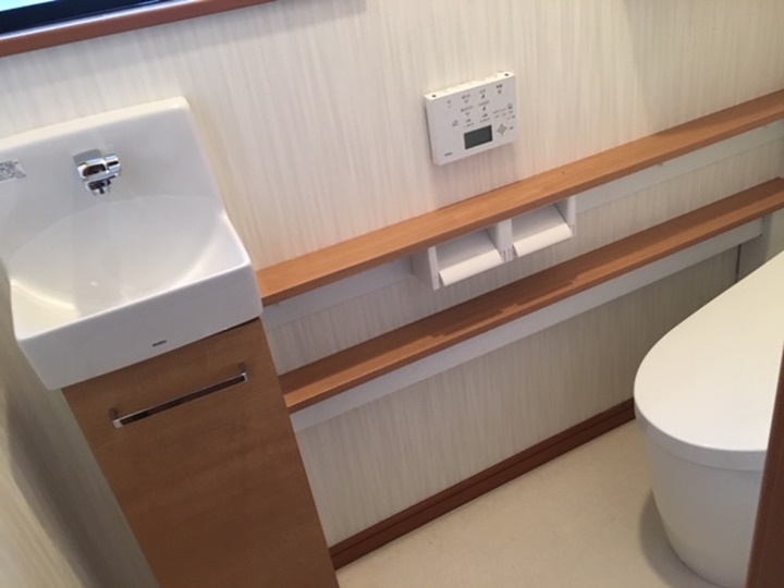 トイレはTOTOネオレスト、手洗いは既存の便器の給排水を利用できるタイプですので大掛かりな工事がなく1日で施工。