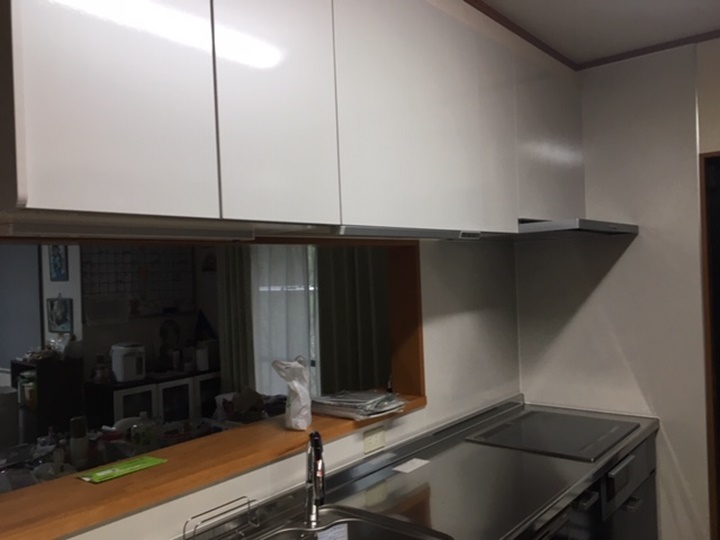 キッチンはLIXILシエラ、ガスコンロからIHクッキングヒーター、プロペラ換気扇からスマートレンジフード、水栓に触れなくてもセンサーに手をかざすだけで吐水／止水ができるタッチレス水栓に変更です。