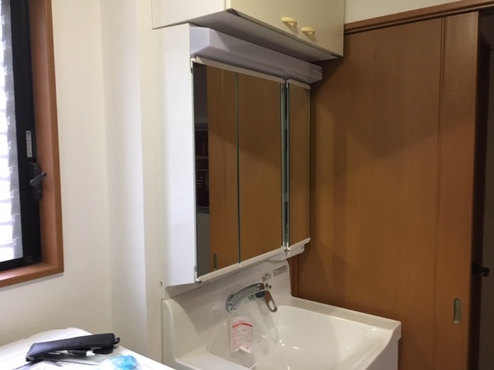 洗面台施工後<br />洗面化粧台はトクラスEJ750、使い勝手、収納、機能の充実した洗面台です。