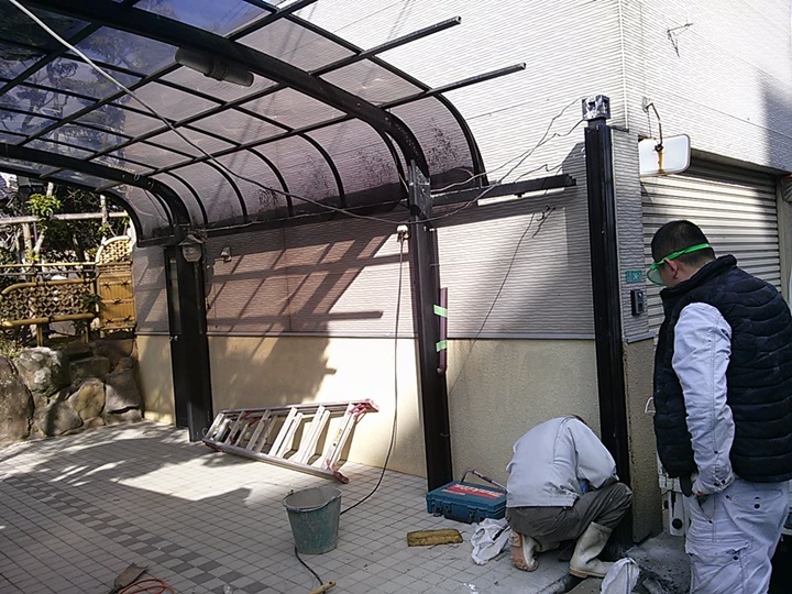 施工中　門扉解体<br />カーポートが新規シャッターボックスに当たるためカーポートを少しカットしました。