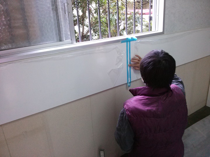 施工中<br />解体後,キッチンパネルを施工します。