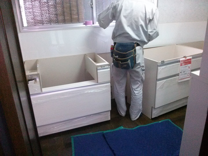 次の日、キッチン組立です。