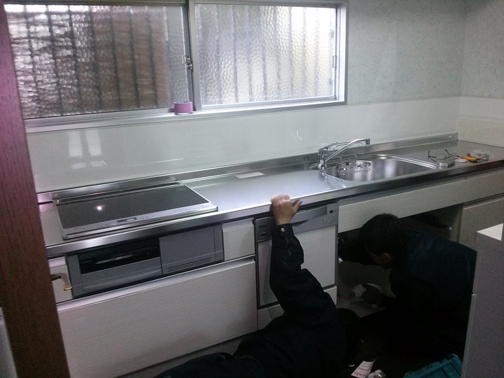 キッチン組立後給水、給湯配管のつなぎこみをします。