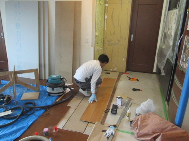 施工中<br />壁を解体し、給排水を移設しましたので床を補修していきます。