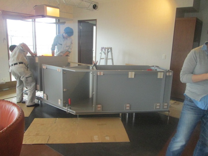 キッチン組立中<br />施工はメーカー責任施工になります。<br />